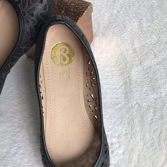 New faux leather cutout flats! Size 6 - Picture 2 of 4